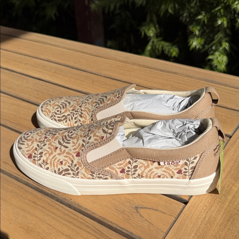 NWT: Taos Footwear Beige Floral Slip-On Sneakers - Picture 4 of 6